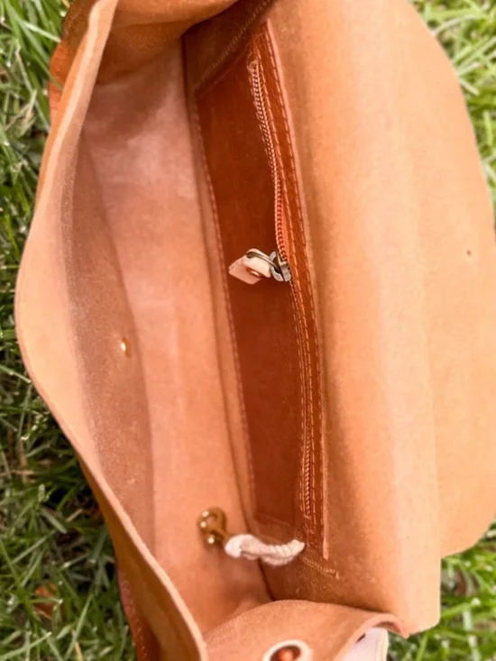 Meanwhile Back on the Farm Saddle purse - Picture 3 of 10